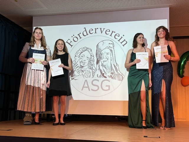 W-Seminarpreise 2024 für Miriam Wytschens, Juliana Perner, Clara Curtius und Mathilda Höing. Foto: Fr. Teuscher