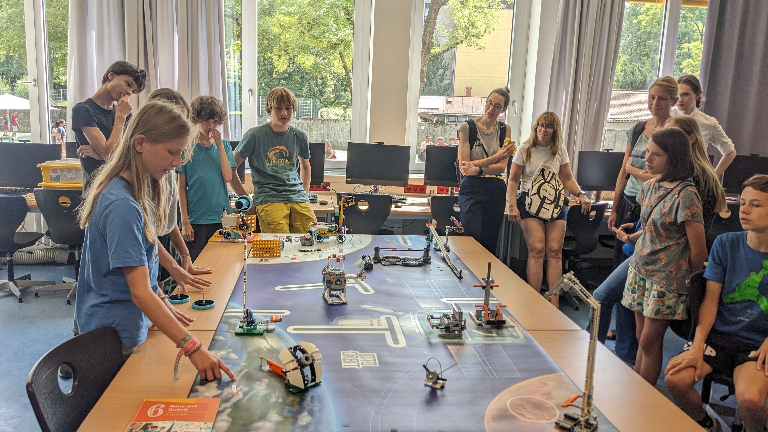 Stand der Robotik-AG am Asam-Sommerfest 2024. Foto: Fr. Hertel