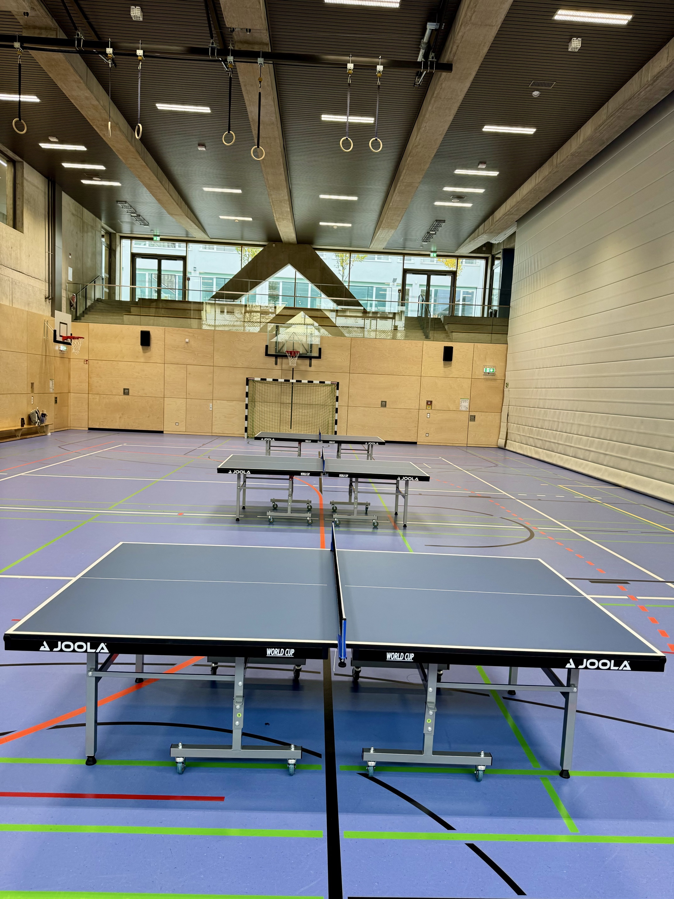 Drei Tischtennisplatten für den Wahlkurs Tischtennis